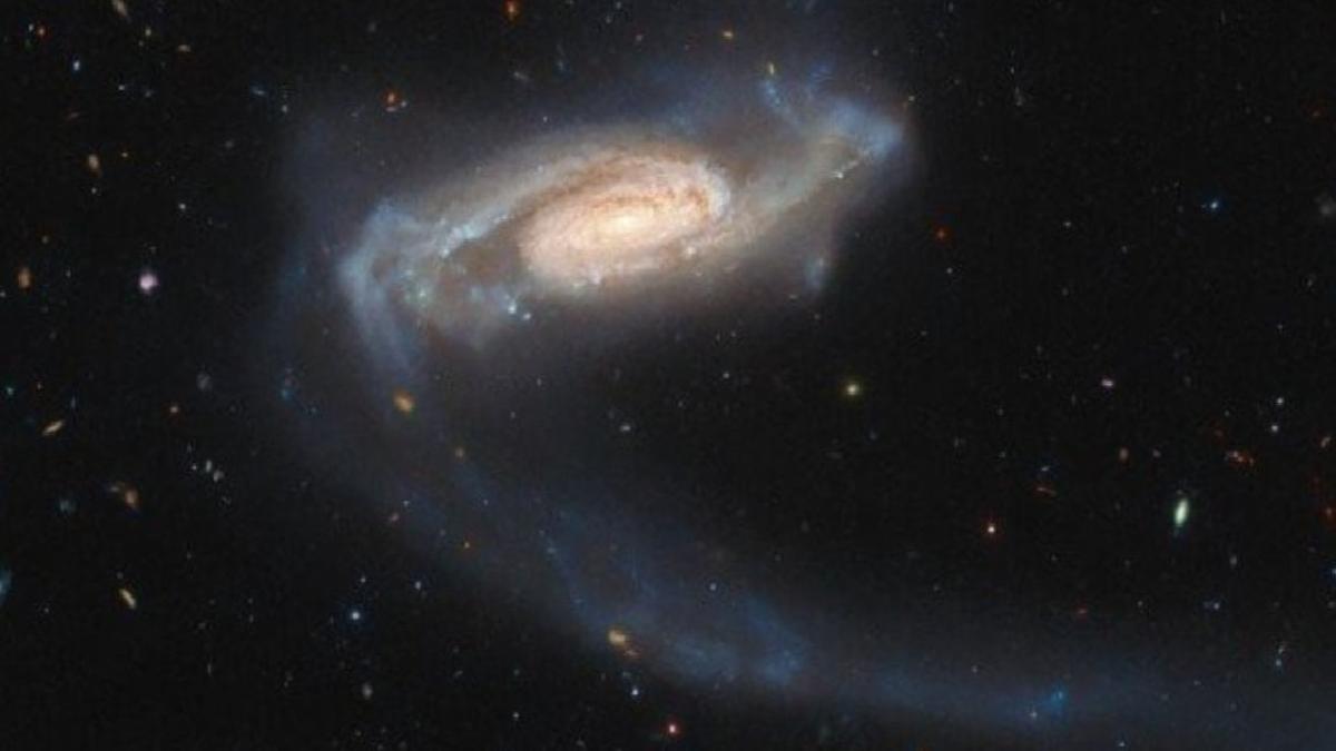 Hubble Uzay Teleskobu tuhaf kollu yeni bir galaksi keşfetti